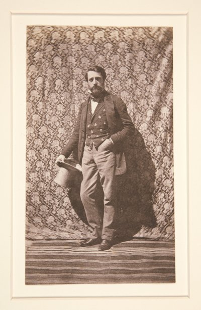 Portret van een staande man met hoed door Charles Nègre