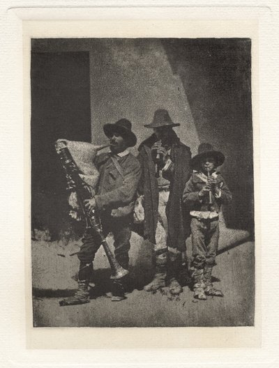 Planche III – Groep van Drie Pifferari Staand, in de Hof van 21 Quai Bourbon door Charles Nègre, André Jammes