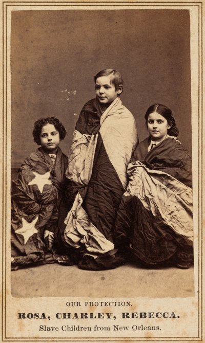 Onze bescherming. Rosa, Charley, Rebecca. Slavenkinderen uit New Orleans,1864 (foto) door Charles Paxson