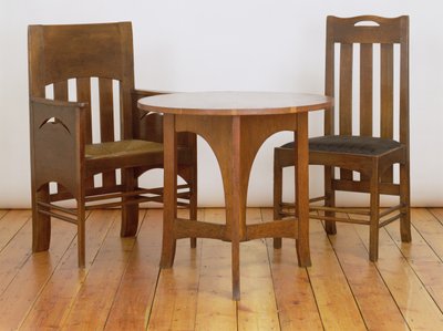 Een fauteuil, gemaakt voor de Luncheon Room, en eetkamerstoel, 1897, van Miss Cranstons Argyle Street Tea Rooms, Glasgow, en een occasionele tafel gemaakt voor de Biljartkamer bij Miss Cranstons Buchanan St door Charles Rennie Mackintosh