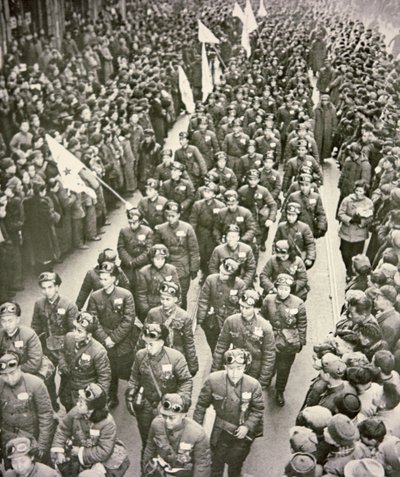Chinese Medische Korps vertrekt uit Shanghai naar Korea in 1951 door Chinese Photographer