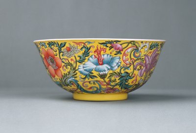 Een fijne famille rose geel-grond kom, 1821-1850 door Chinese School