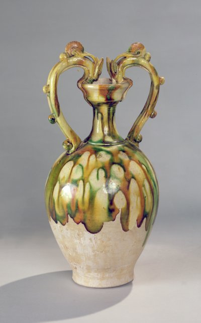 Amfoor met handvatten in de vorm van drakenkoppen met een driekleurige glazuur, Tang-dynastie, 618-907 door Chinese School