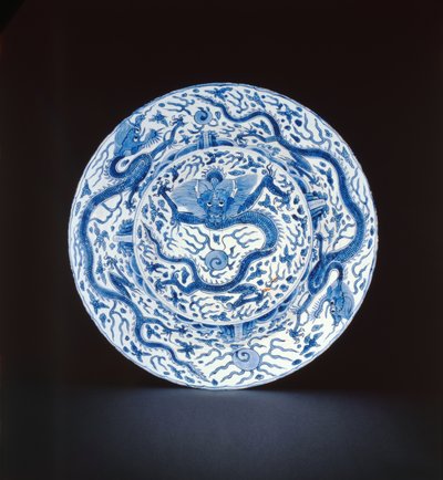 Blauw-witte schaal beschilderd met draken, Wanli of Chongzheng, 1600-35 (porselein) door Chinese School