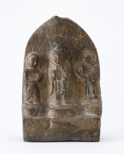 Boeddhistische tablet met drie staande figuren, Periode van de Verdeling, 536 AD door Chinese School