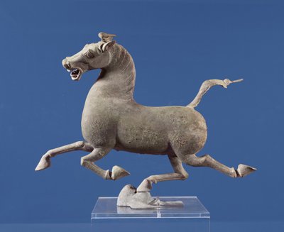 Galopperend paard met één hoef rustend op een zwaluw, uit het graf bij Wu-wei, Kansu, Oostelijke Han-dynastie door Chinese School