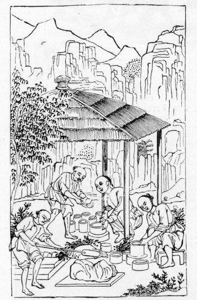 Maken van grove kleikokers om het porselein in de oven te houden, uit een serie illustraties over de productie van porselein door Chinese School