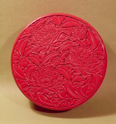 Rode lakdoos versierd met pioenrozen, c.1426-35 door Chinese School