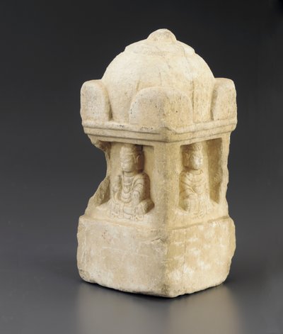 Kleine stupa, koepeldak en boeddhistische figuren in nissen op alle 4 gezichten, vierkant voetstuk, Periode van de Verdeling, 557-581 door Chinese School