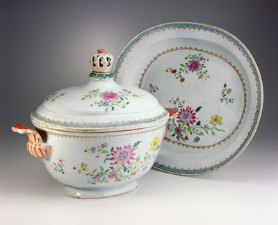 Terrine, deksel en standaard, Qianlong-periode, 1736-95 door Chinese School