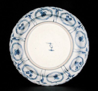 Onderkant van een blauw-wit kraakbord, Egret-markering, Wanli, 1595-1605 door Chinese School Chinese School