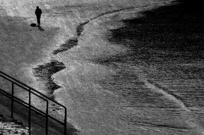 Figuur op een eenzaam strand door Chris Hamilton