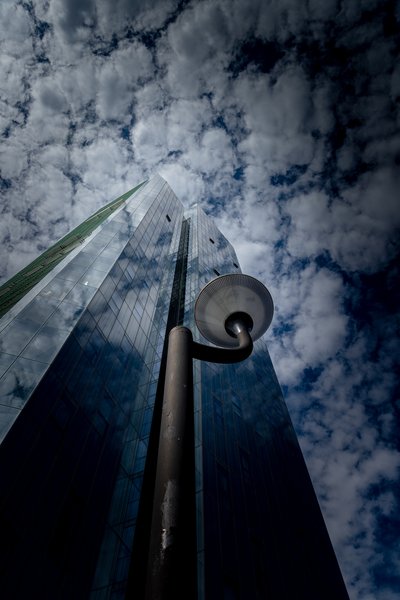 Weerspiegeling in de stedelijke lucht door Chris Hamilton