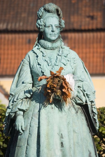Standbeeld van koningin Caroline Amalie (1796-1881) van Denemarken door Christien Gottlieb Vilhelm Bissen