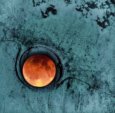 Kosmische bloedmaan door Christina Sillen