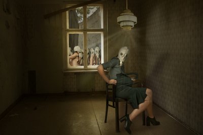 De griezelige vrouw met het gasmasker door Christine von Diepenbroek