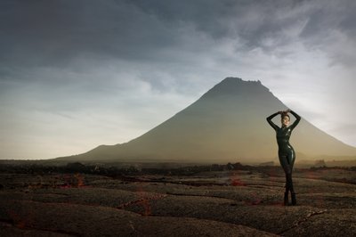 Eenzame figuur in een vreemd landschap door Christine von Diepenbroek