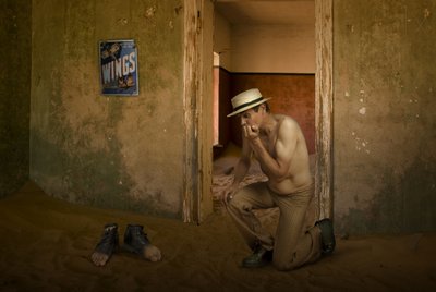 Man in een verlaten kamer door Christine von Diepenbroek