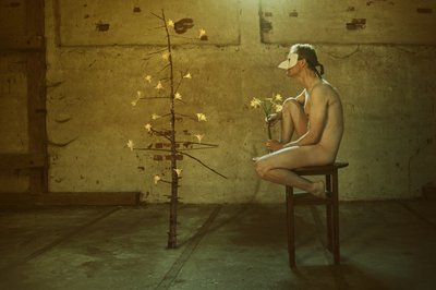 De gemaskerde man met narcissen door Christine von Diepenbroek