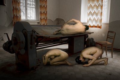 Naaktfiguren en industrieel verval door Christine von Diepenbroek
