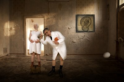 Het surrealistische onderzoek van de zwangere man door Christine von Diepenbroek