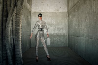 Strakke, futuristische vrouw door Christine von Diepenbroek