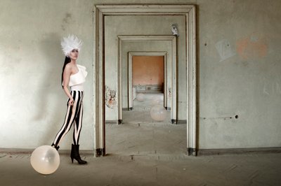 Surrealistische mode bij de deuropening door Christine von Diepenbroek
