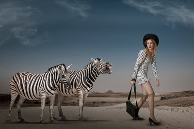 Surrealistische modescène in de woestijn door Christine von Diepenbroek