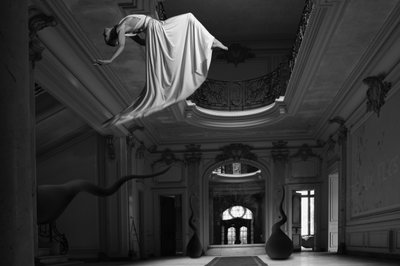 Een surrealistische droom van een zwevend landhuis door Christine von Diepenbroek