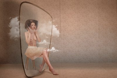 Vrouw in een wolkenbel door Christine von Diepenbroek