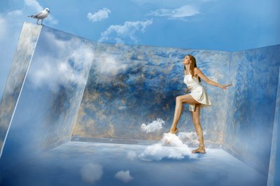 Vrouw die op wolken loopt door Christine von Diepenbroek
