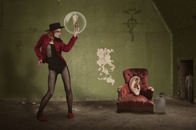 De surrealistische bubbel van een vrouw door Christine von Diepenbroek