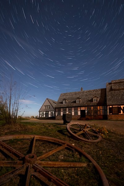Star Trails Landhuis door Christoph Schaarschmidt