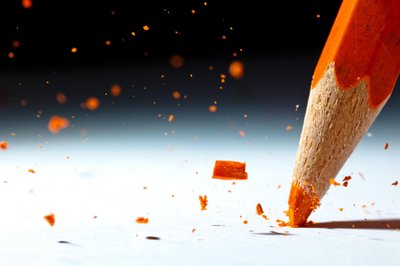 Het breken van een oranje potlood door Christophe Kiciak