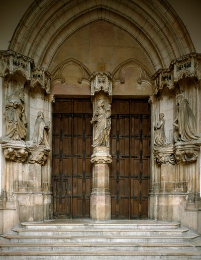 Zicht op het portaal van de Chartreuse van Champmol. Het is versierd met vijf sculpturen gemaakt door Claus Sluter (circa 1350-1405): de Maagd, de Hertog en Hertogin van Bourgondië, Sint Jan de Doper en Sint Margaretha. 1386-1401. Dijon (Gouden Kust) door Claus Sluter