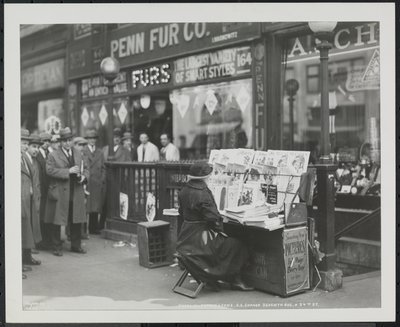 Blinde krantenverkoper, Fannie Lyons, bij haar stand op de zuidoostelijke hoek van 7th Avenue & 34th Street door Company Byron