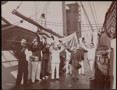 Officieren en bemanning die toosten met champagne en sigaren op het dek van de S.S. "Umbria", c.1897 (zwart-wit foto) door Company Byron