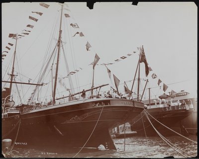 S.S. "Umbria" aan de kade, ca. 1897 door Company Byron