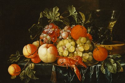 Perziken, sinaasappels, druiven en langoustines op een tinnen bord en een conische roemer op een doos op een gedeeltelijk gedrapeerde richel door Cornelis de Heem