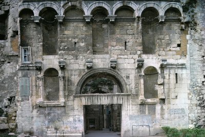 Porta Aurea bij het paleis van Diocletianus, c.AD 300 door Croatian School