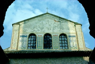 Uitzicht op buitenmozaïeken door Croatian School