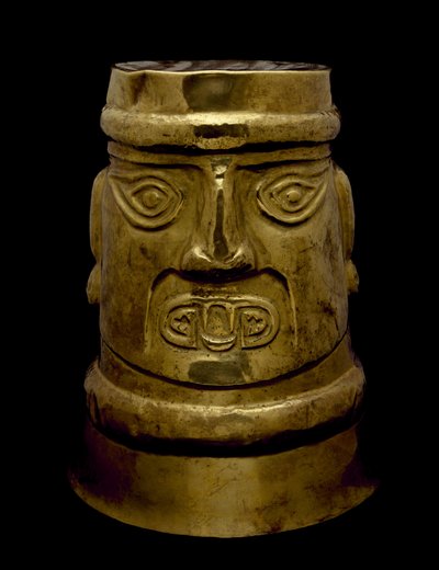 Beker met afbeelding van een Godheid met Sicán-stijl Ogen en Slagtanden, 800-1350 AD door Culture Sicán