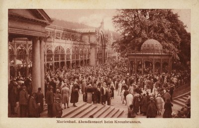 Ansichtkaart met een menigte mensen bij een avondconcert in Kreuzbrunnen door Czech Photographer