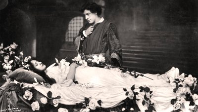 Matheson Lang en Nora Kerin in een scène uit Romeo en Julia, 1908 door Daily Mirror Studios