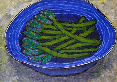 Groene asperges in een blauwe schaal door Dale Hefer & Family