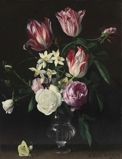 Rozen, tulpen en narcissen in een glazen vaas, met een vlinder, op een richel door Daniel Seghers