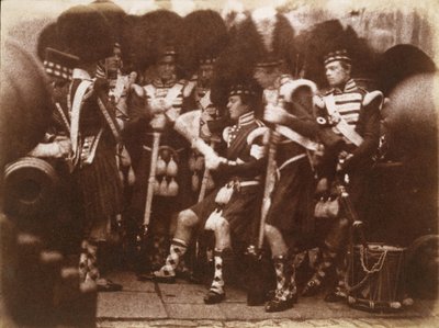 Officier van de 92e Gordon Highlanders leest voor aan de troepen, Edinburgh Castle, 9 april 1846 door Hill and Adamson
