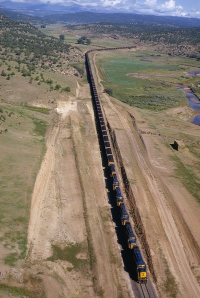 Kilometerlange eenheidstrein van Atchison, Topeka, Santa Fe lijn dondert. Noordelijk New Mexico. door Dean Conger