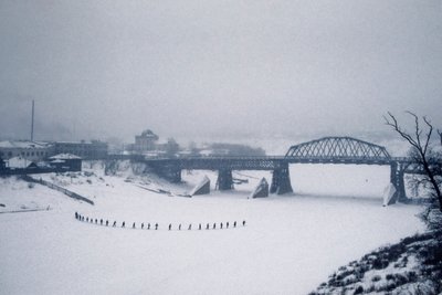 Novosibirsk, Ob-rivier, Siberië, USSR, Studenten steken te voet de bevroren Ob-rivier over in de sneeuw, winter 1976 (foto) door Dean Conger