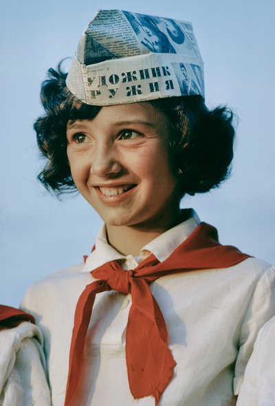 Jong meisje in Jong pionierskamp, verplichte jeugdorganisatie, voor Sovjet indoctrinatie, KHABAROVSK, USSR door Dean Conger